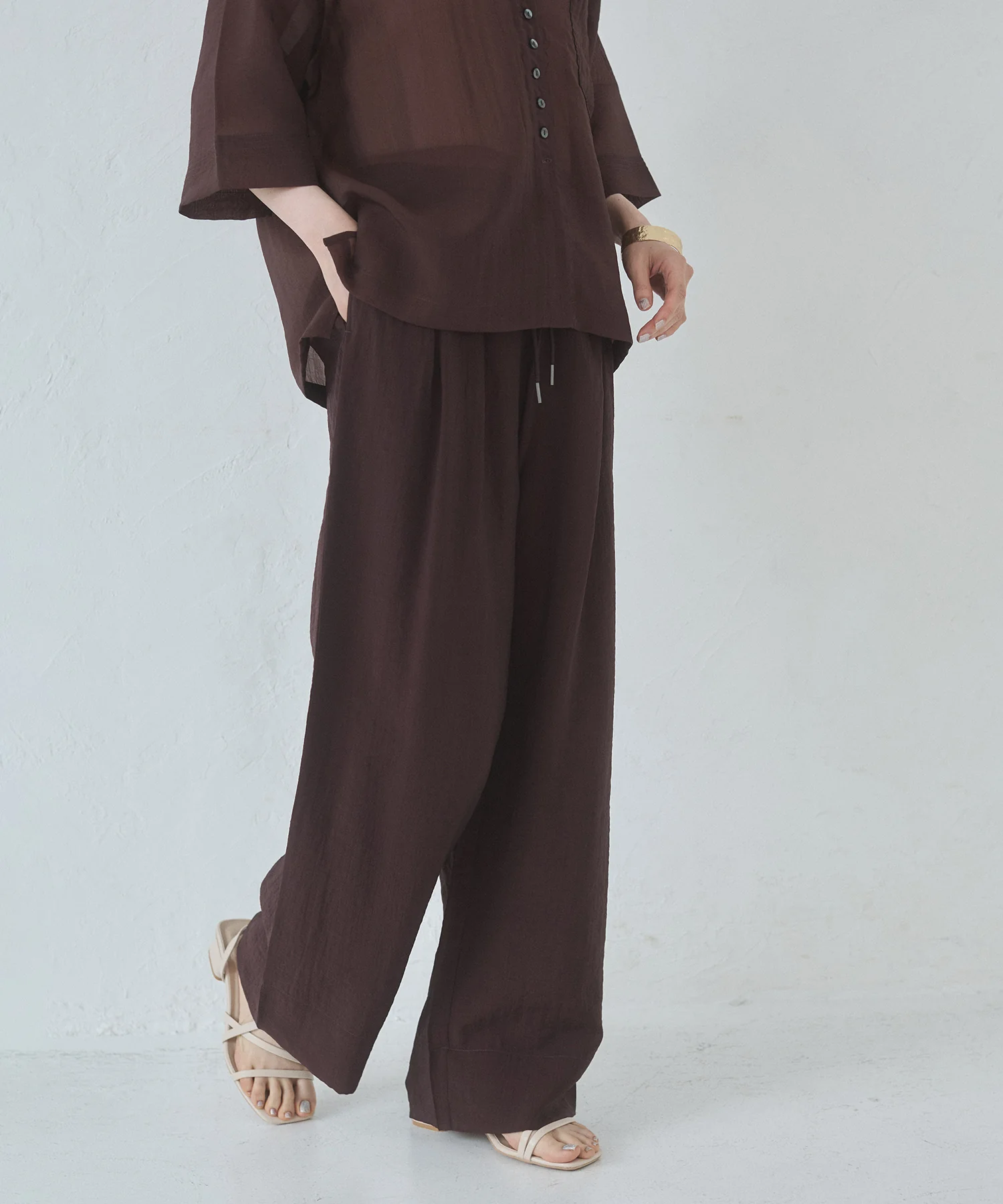 ツヤシアー ストレートパンツ