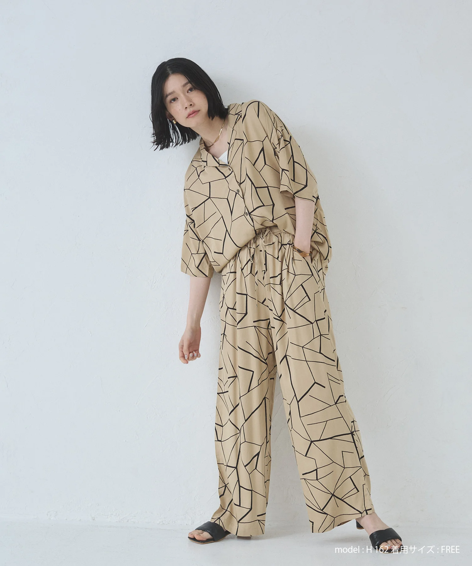 ビスコースサテン プリント タックストレートパンツ