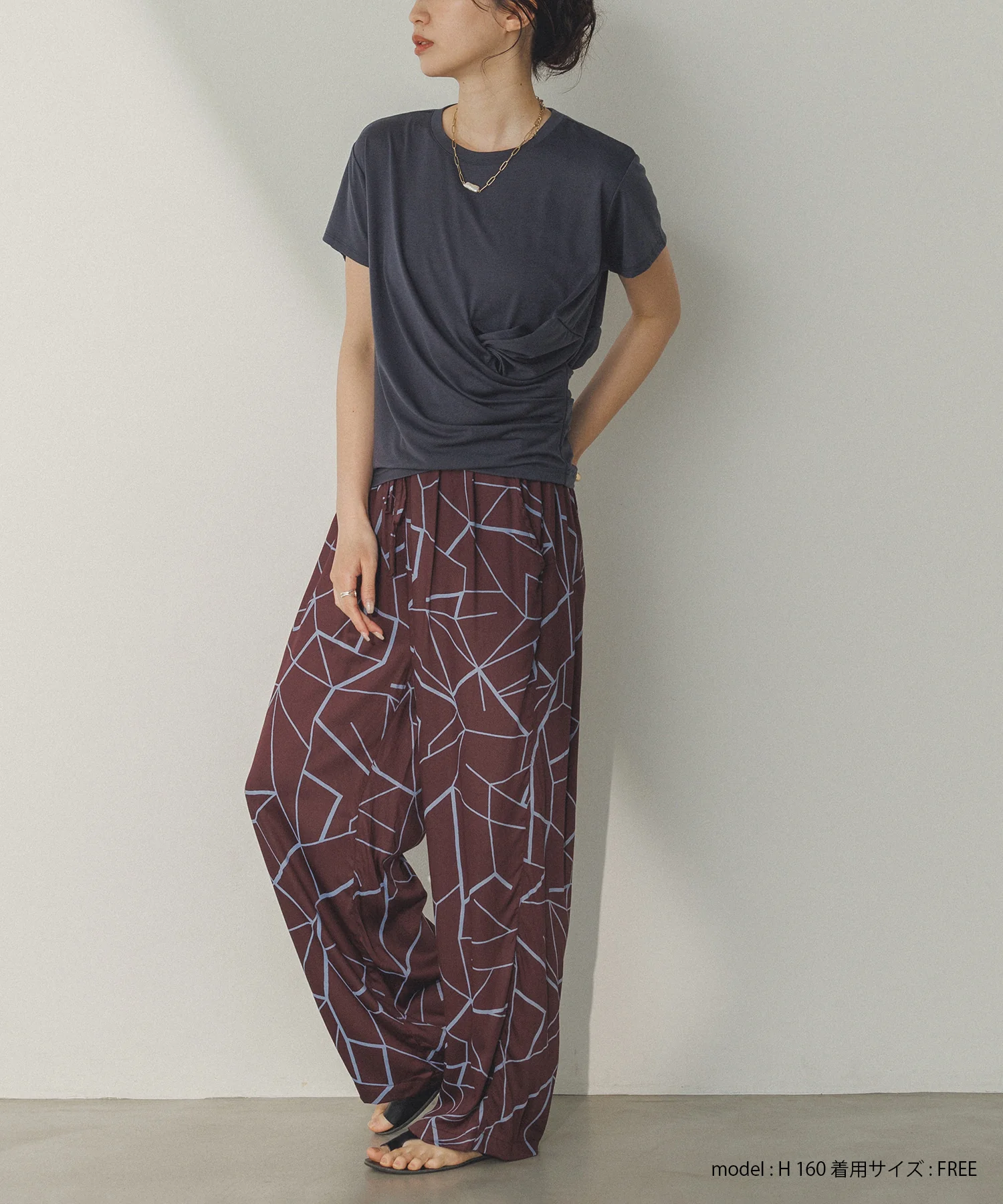 ビスコースサテン プリント タックストレートパンツ