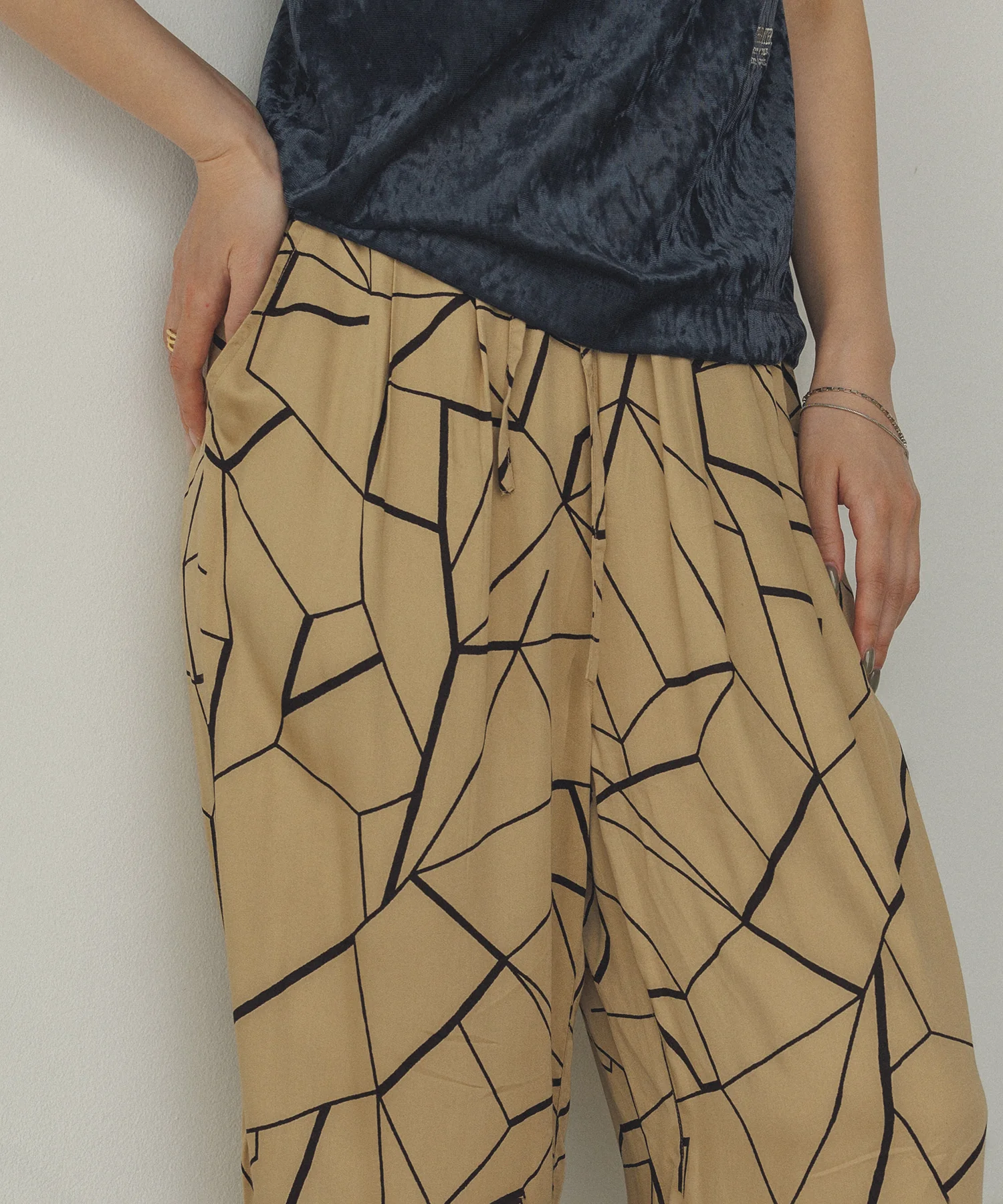 ビスコースサテン プリント タックストレートパンツ