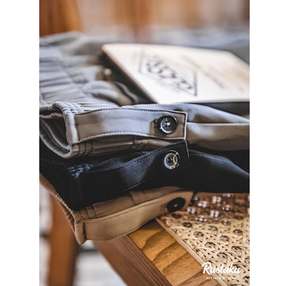 ミッドライズストレートカーキスラックス　シワになりにくい イージーケア