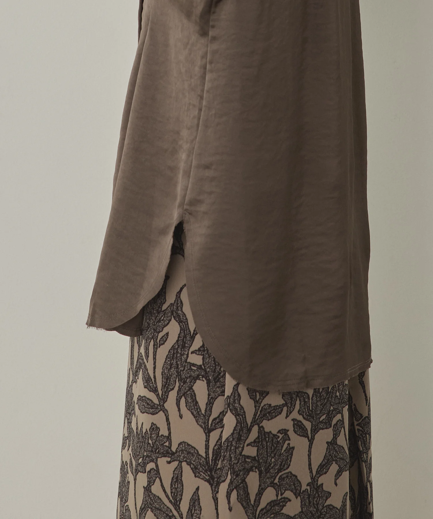 マットサテン タックシャツ