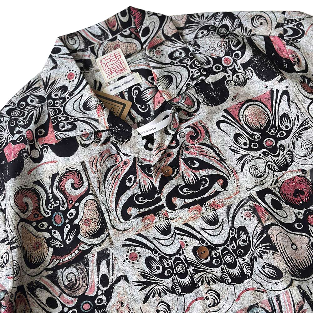 ユニークな臉譜柄開襟アロハシャツ