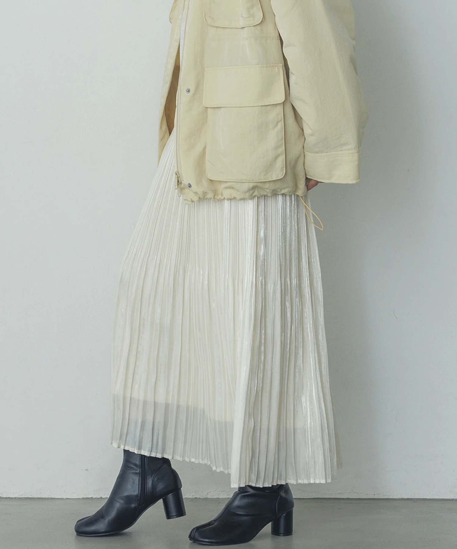 サテンランダムプリーツスカート