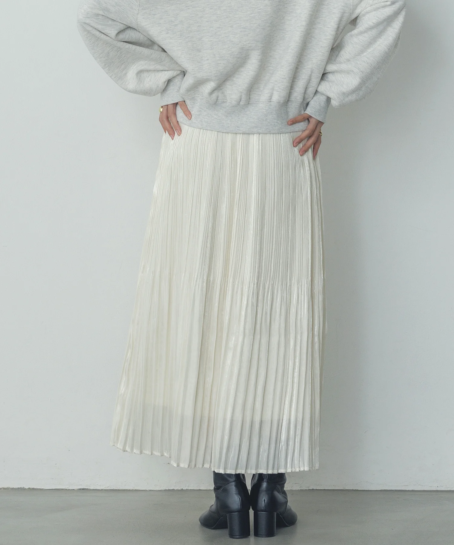 サテンランダムプリーツスカート