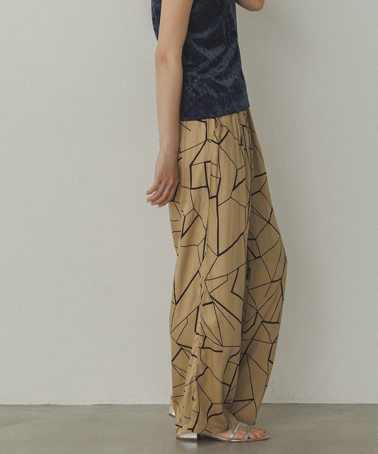 ビスコースサテン プリント タックストレートパンツ