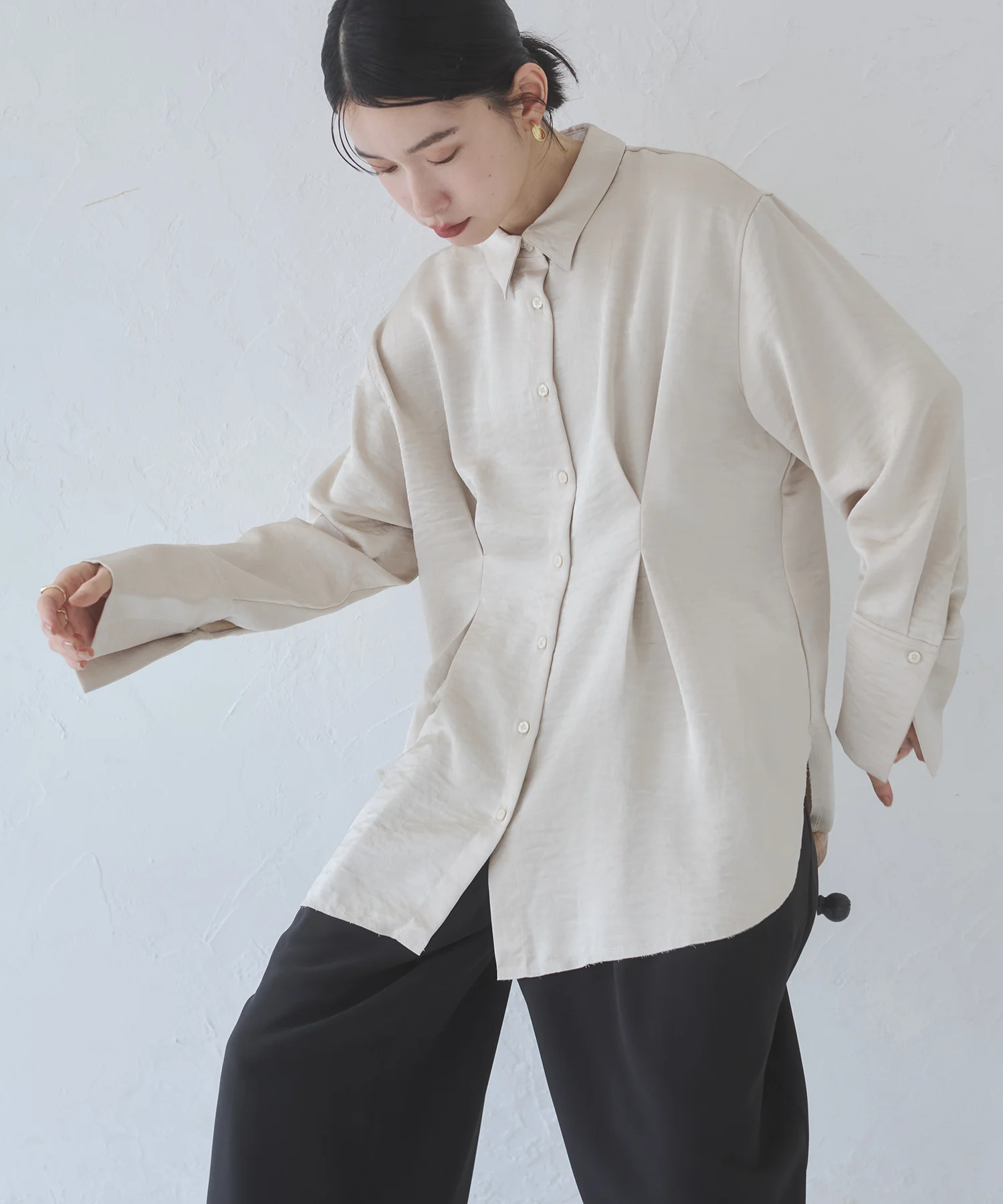 マットサテン タックシャツ