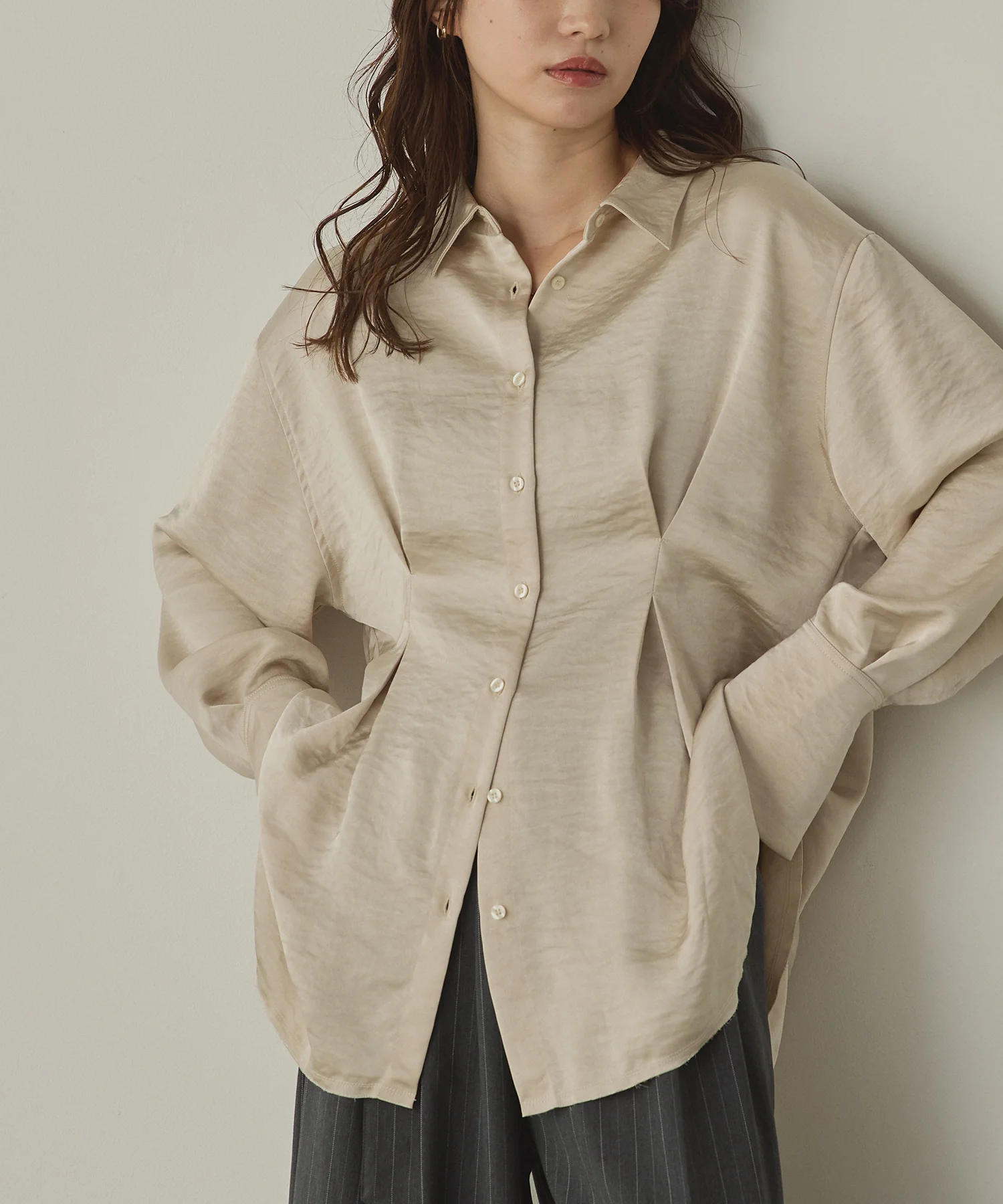 マットサテン タックシャツ