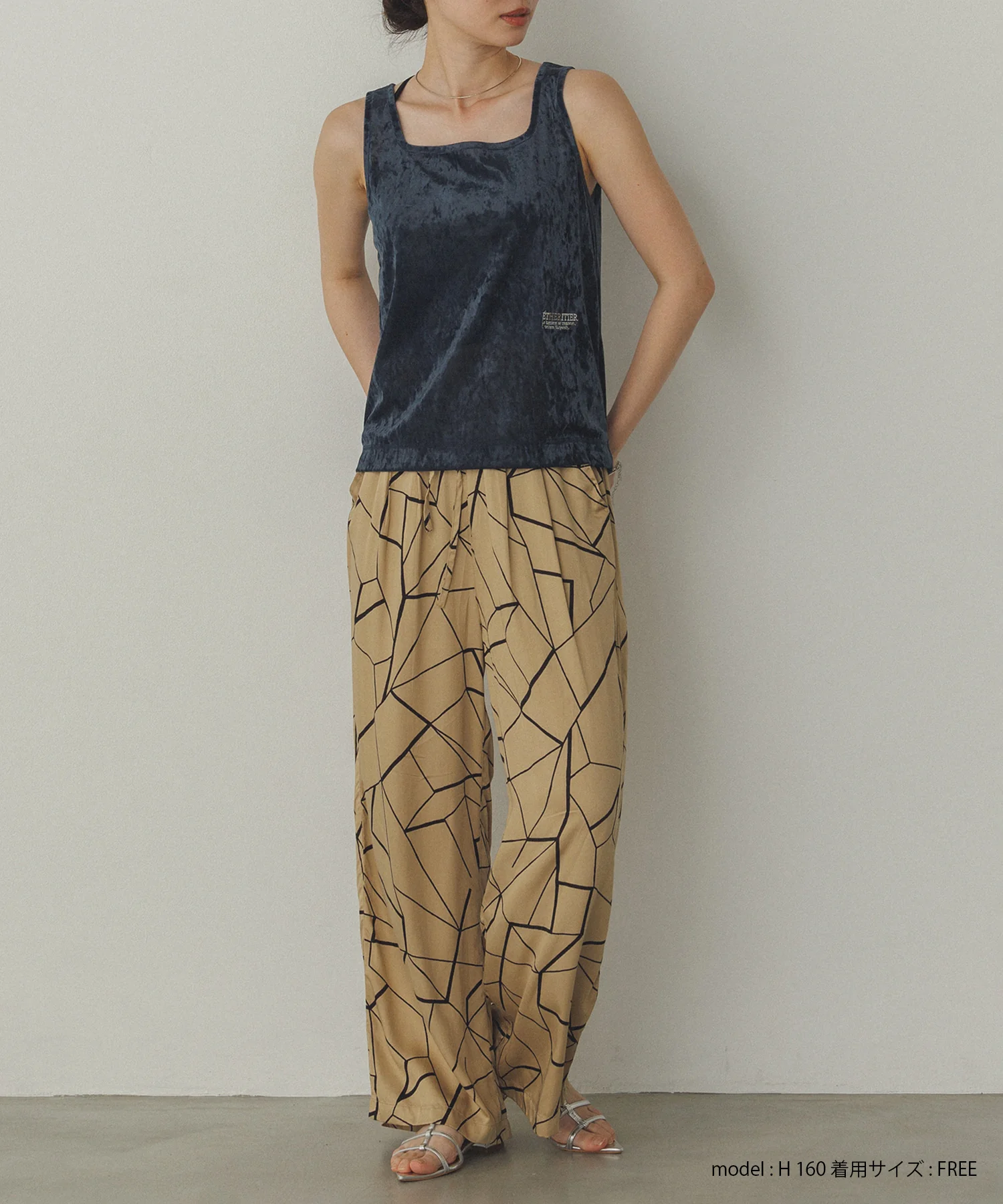 ビスコースサテン プリント タックストレートパンツ