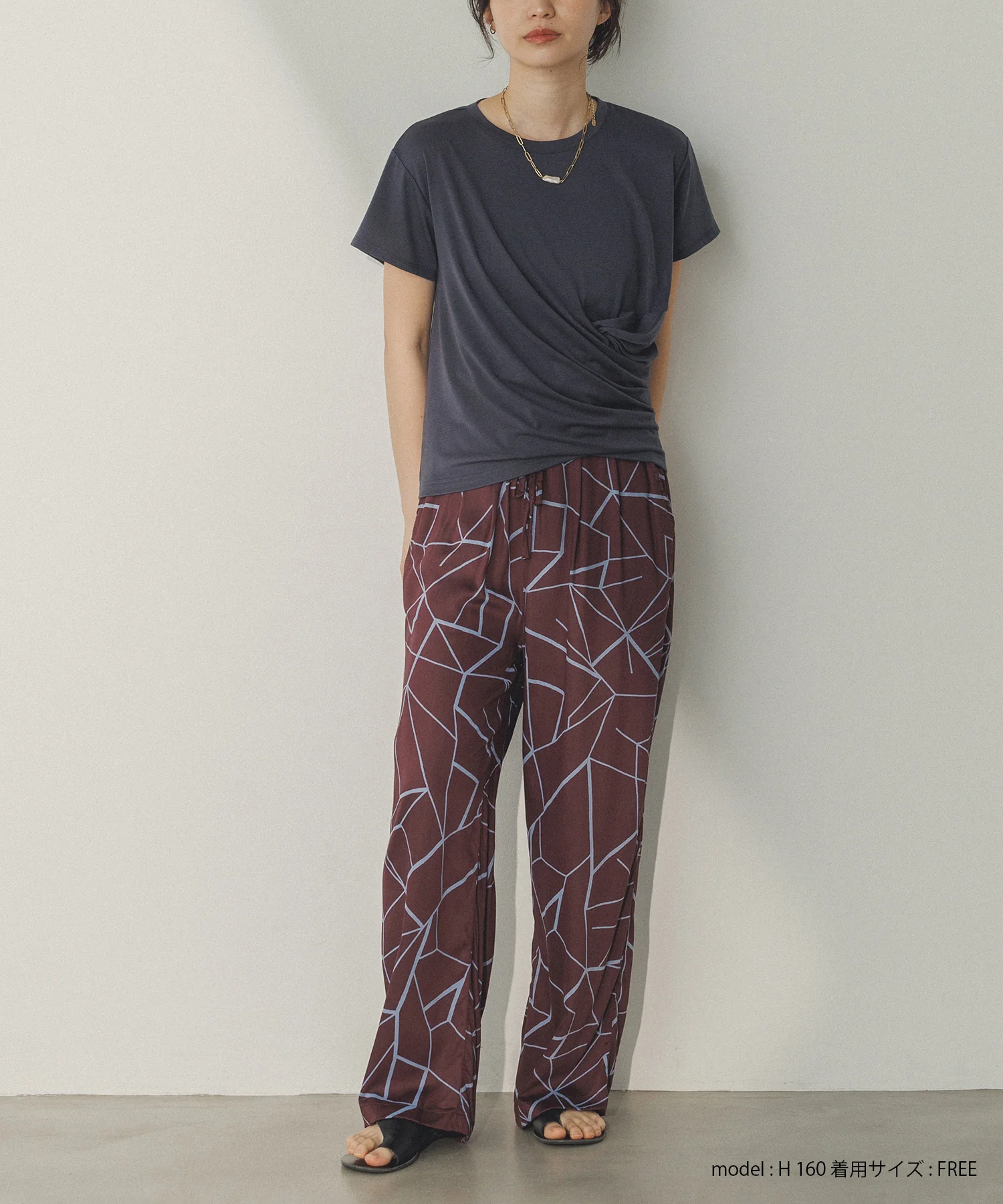 ビスコースサテン プリント タックストレートパンツ