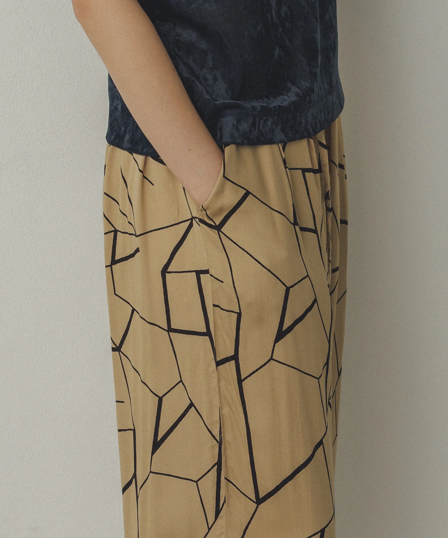 ビスコースサテン プリント タックストレートパンツ