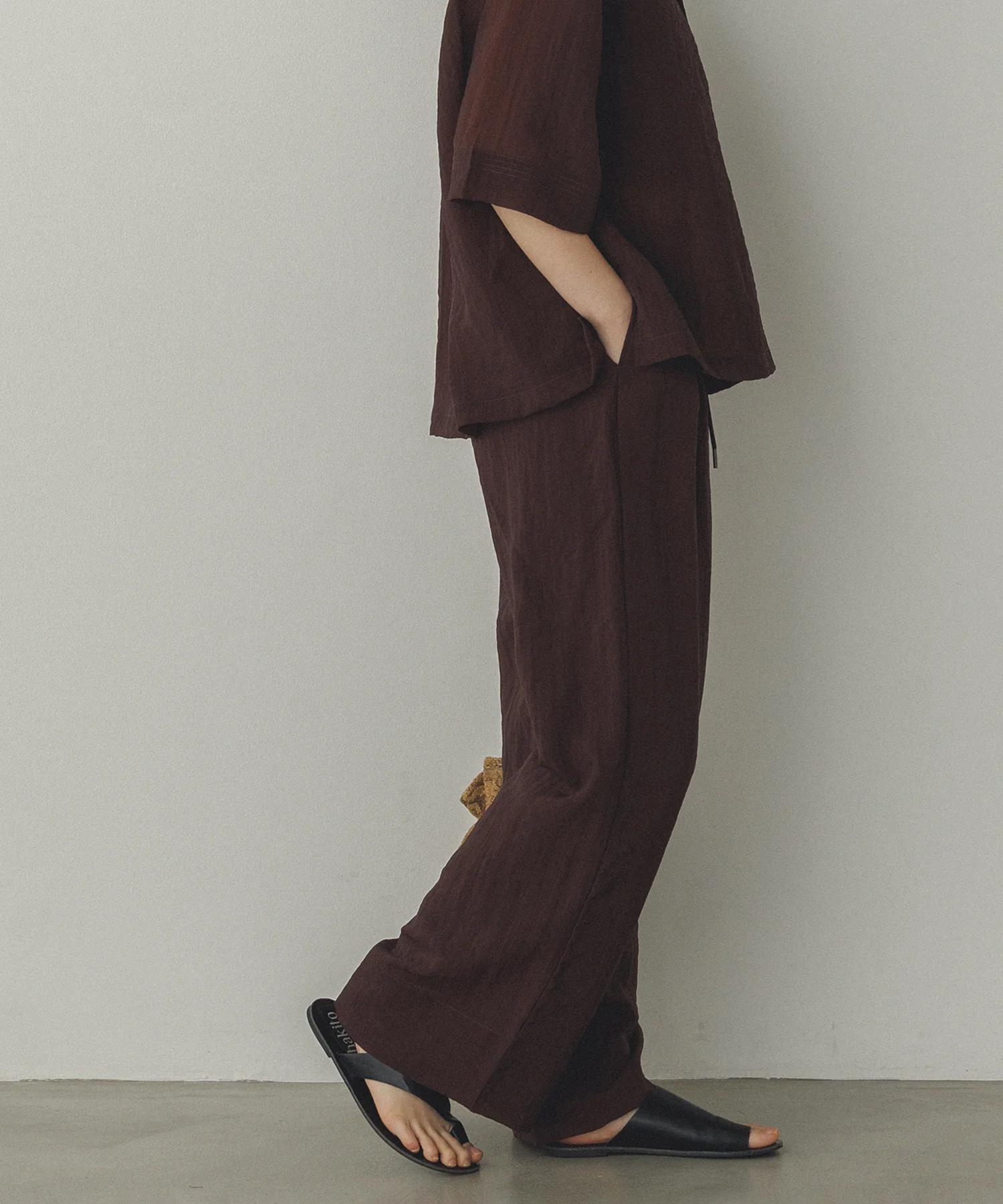 ツヤシアー ストレートパンツ