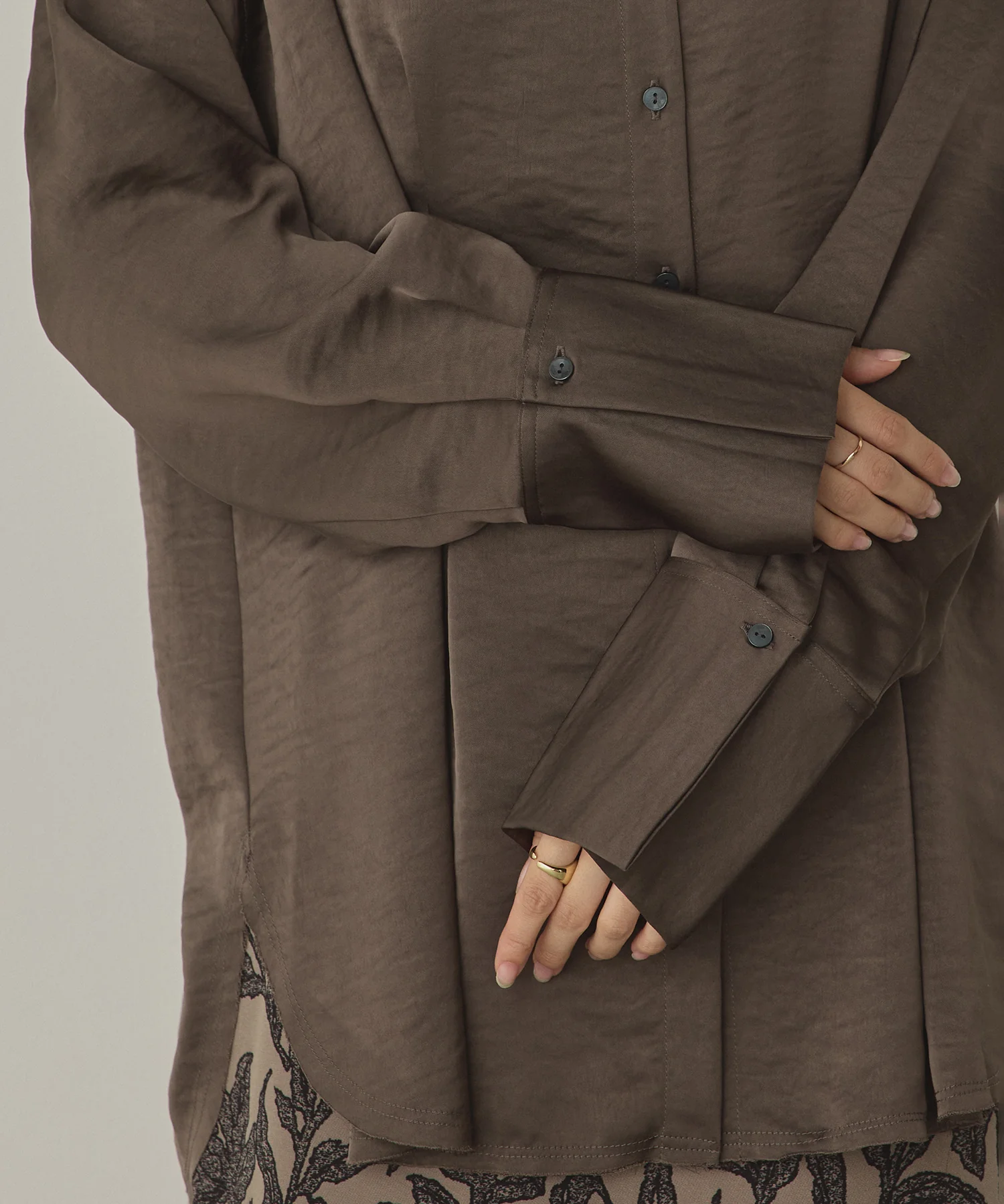 マットサテン タックシャツ