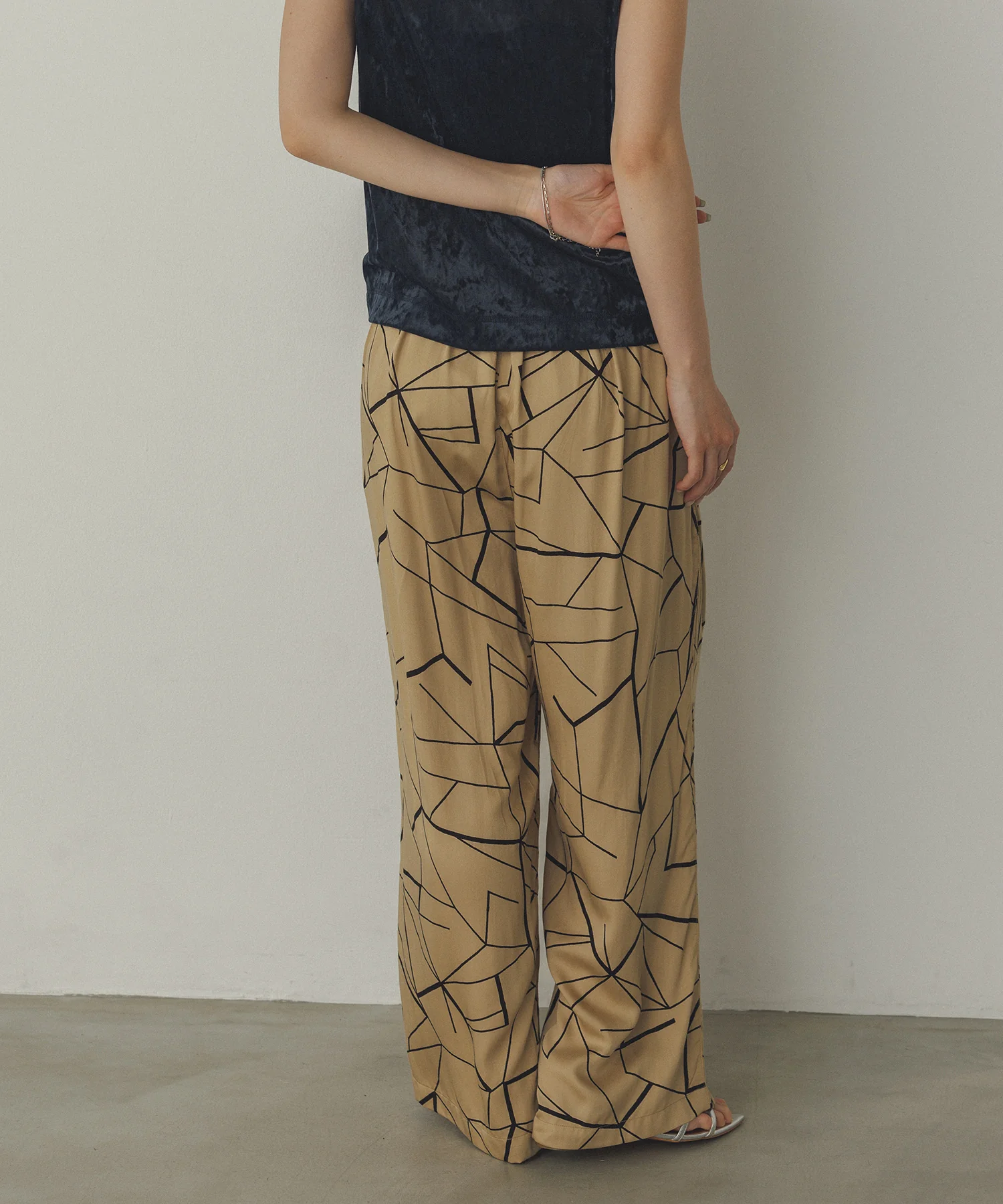 ビスコースサテン プリント タックストレートパンツ